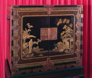 Japanilainen kaappi kullatuilla ja kuparikiinnikkeillä, 1600-luku, (lakka)